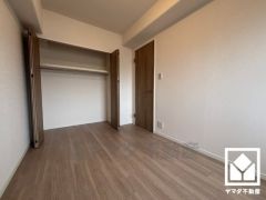 約6帖の洋室です。大きなクローゼット付きのお部屋で整理整頓しやすいです。