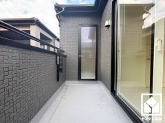 西向きバルコニーで風通し良好。奥行きがあり広々としています。