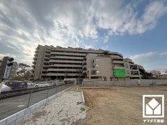 重厚感のあるファサードが、洗練された暮らしを予感させる。品格あるデザインが魅力のマンション。