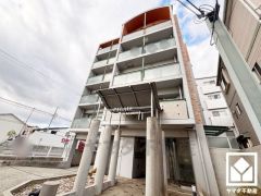 上質な素材と洗練されたデザインが織りなすエントランス。住まう人の誇りを感じさせる、優雅な迎えの空間。