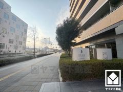 敷地内に駐車場を完備。重い荷物や雨の日の移動もスムーズで、快適なカーライフを実現。空き状況等は弊社スタッフまでお気軽にお問い合わせください。