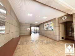 広々とした明るいロビー。綺麗に整備されており、帰宅時や来客時にも気持ちの良い空間です。