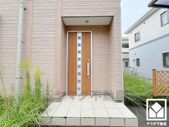 ドアの窓から光が差し込み、外出時にも帰宅時にも、明るい気持ちになれる玄関です。