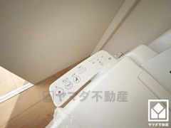 温水洗浄便座付きで、季節を問わずいつでも温かい便座をお使いいただけます。