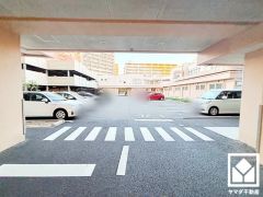 敷地内に駐車場を完備（月額11000円）。重い荷物や雨の日の移動もスムーズで、快適なカーライフを実現。空き状況等は弊社スタッフまでお気軽にお問い合わせください。