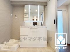 収納付きでスッキリお使い頂ける3面鏡の洗面台です。縦に2本配置されたLED照明が顔全体を明るく均等に照らしてくれるので、スキンケアやメイクがしやすくなります。