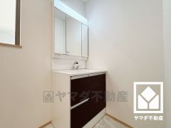 収納付きでスッキリお使い頂ける3面鏡の洗面台です。洗面ボウルが広めなので、忙しい朝でも身支度がしやすく時短になります。