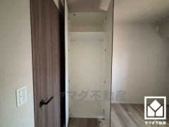 新たに家具を買わなくても良いので、ハンガーパイプ付きのクローゼットは嬉しいですね。