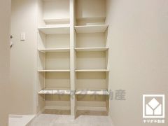 バスタオルやパジャマ等を収納できるリネン庫。洗剤等のストックも収納できるので、洗面室をすっきり清潔に保つことができそうです。可動棚なので好きな高さに調整できます。