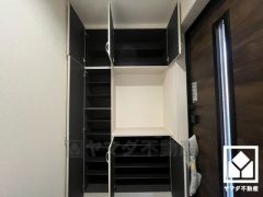 玄関にはシューズボックスを完備。家族の靴もしっかり収納できるので、玄関がいつも片付き、気持ちよくお客様を迎えられます。