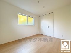 約6帖の3階洋室です。独立した居室なのでプライベートな時間をゆったり過ごせそうです。