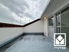 南向きのルーフバルコニーで陽当たり、風通し良好。広々としているため、お洗濯物をたっぷりと干す事ができます。