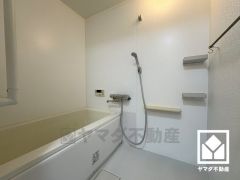 1日の疲れを癒す浴室でゆったりリフレッシュ。清潔感あふれる空間で、毎日のバスタイムをより快適に。