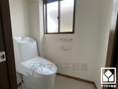 明るく清潔感溢れるトイレです。2階と3階にあるので、朝の忙しい時間にも混雑せず快適です。