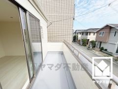 東側バルコニーのため、朝日が気持ちよく入り爽やかな一日を始められます。広々としているため、お洗濯物もたっぷりと干す事ができます。