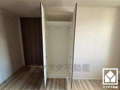 クローゼットは奥行きがあるので、収納力も申し分ありません。お洋服はもちろん、スーツケースなどの大物もしっかり収納できます。