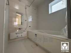 1日の疲れを癒す浴室でゆったりリフレッシュ。雨の日の洗濯や花粉・ウイルス対策など多用途に活躍する浴室乾燥機付き。