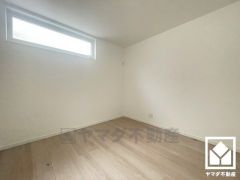 約4.5帖の2階洋室です。お子様のお部屋などにも丁度良い広さです。