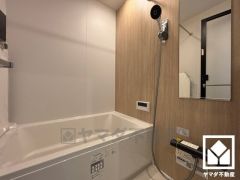 清潔感あふれる空間で、毎日のバスタイムをより快適に。真冬の寒い浴室を暖かく、また雨の日の洗濯物の乾燥にと多用途に活躍する浴室暖房乾燥機付きです。