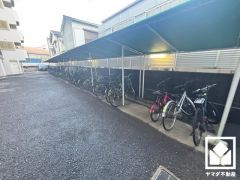 屋根付き駐輪場なので、雨や風、直射日光から自転車を守ることができます。