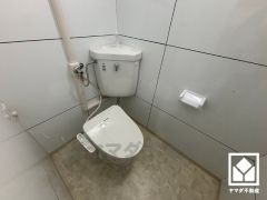 明るく清潔感溢れるトイレです。温水洗浄便座付きで、季節を問わずいつでも温かい便座をお使いいただけます。
