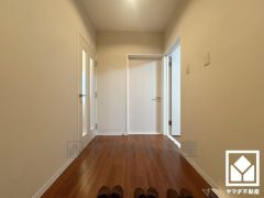 シンプルで洗練された玄関スペース。帰るたびにホッとできる、心地よい住まいの入り口。