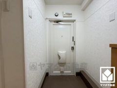 シンプルで洗練された玄関デザイン。帰るたびにホッとできる、心地よい住まいの入り口。