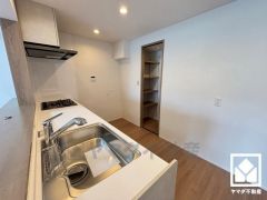 キッチンにはパントリーがございます。まとめ買いしても心配要らずの収納力です。