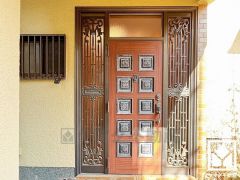 上質な暮らしを象徴する、重厚感のある落ち着いた配色の玄関デザイン。帰るたびに誇らしく思える住まいがここに。