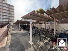 屋根付きの駐輪場・バイク置場を完備。雨や風、直射日光からお乗り物を守ることができます。