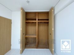 新たに家具を買わなくても良いので、ハンガーパイプ付きのクローゼットは嬉しいですね。