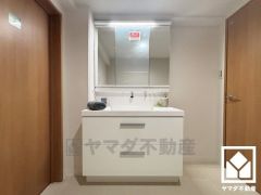 収納付きでスッキリお使い頂ける3面鏡の洗面台です。洗面ボウルが広めなので、忙しい朝でも身支度がしやすく時短になります。