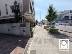 JR東海道本線「さくら夙川」駅まで徒歩約4分、阪神電鉄本線「香櫨園」駅まで徒歩約4分、阪急電鉄神戸線・甲陽線「夙川」駅まで徒歩約10分の立地。