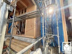 北側には県道606号線が通っています。南側には下道で5分程度の距離に名神高速道路・尼崎インターチェンジがあり、車での移動もしやすい立地です。