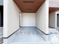 インナーガレージを含む駐車スペースを並列2台分確保。重い荷物や雨の日の移動もスムーズで、快適なカーライフを実現。来客時にも便利です。