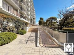 バリアフリーに配慮された、スロープ付きのエントランスアプローチ。