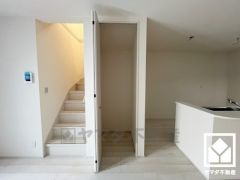 リビングにも収納スペースがあり、住空間を広々お使いいただけます。