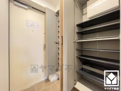 シューズクローゼット付きで、家族の靴もしっかり収納。玄関がいつも片付き、気持ちよくお客様を迎えられます。