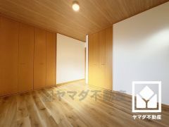 約6.5帖の2階洋室です。全居室にクローゼットがございますので、お部屋の広さを最大限に活用できます。