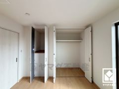 新たに家具を買わなくても良いので、ハンガーパイプ付きのクローゼットは嬉しいですね。