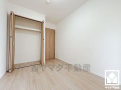 約5.2帖の西側洋室です。お子様のお部屋などにも丁度良い広さです。