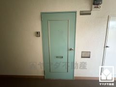 シンプルで洗練された玄関デザイン。帰るたびにホッとできる、心地よい住まいの入り口。