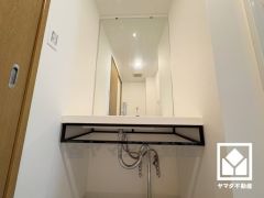 大きな鏡を備えたワイドな洗面台で忙しい朝でも身支度がしやすく時短になります。