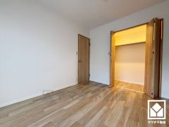 約5.9帖の洋室です。バルコニーにつながるお部屋で、通風・陽当たり良好。