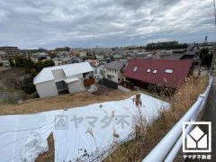 緑に囲まれた閑静な住宅地なので、穏やかな環境で四季折々の自然を感じながらお過ごしいただけます。