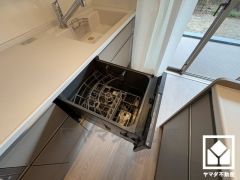 毎日の家事の負担を軽減でき、水道代の節約にもなる食器洗乾燥機付き。