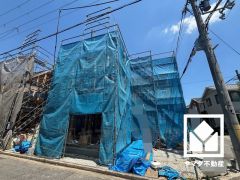 収納力豊富なウォークインクローゼットが2か所ございます。お洋服はもちろんアウトドア用品や日用品のストックなども収納可能です。
