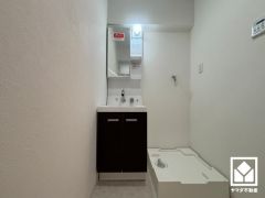 収納付きでスッキリお使い頂ける洗面台です。室内洗濯機置場もございますので、天候に左右されず洗濯していただけます。