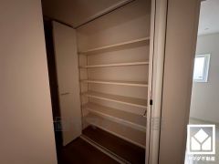 リビングや2階ホールにも大きな収納スペースがあり、住空間を広々お使いいただけます。