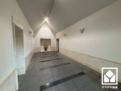 上質な素材と洗練されたデザインが織りなすエントランス。住まう人の誇りを感じさせる、優雅な迎えの空間。